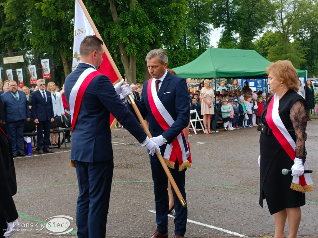 Podstawówka w Jońcu już ze sztandarem
