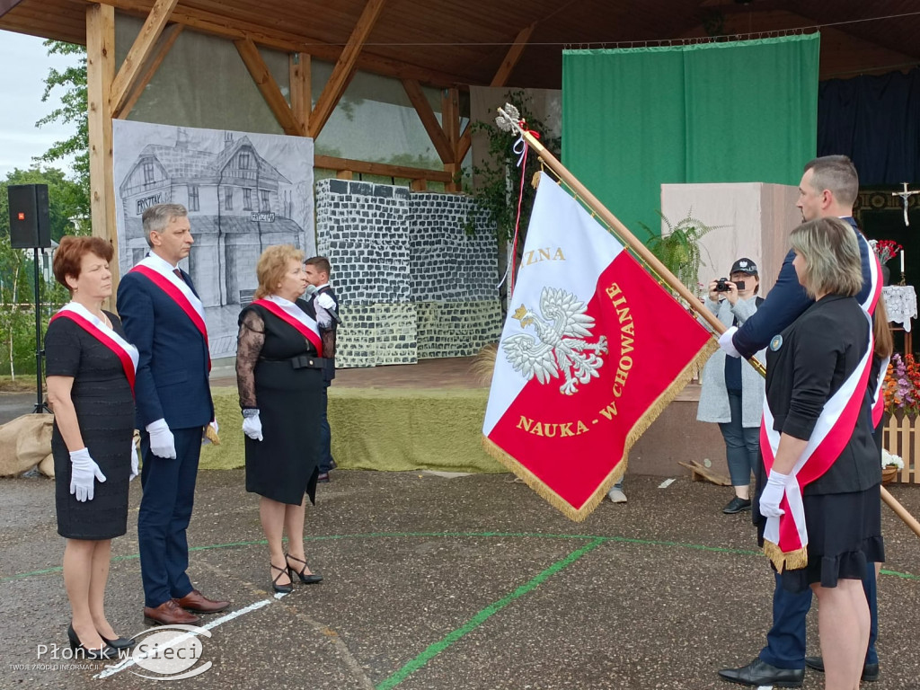 Podstawówka w Jońcu już ze sztandarem