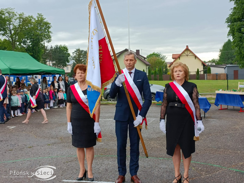 Podstawówka w Jońcu już ze sztandarem