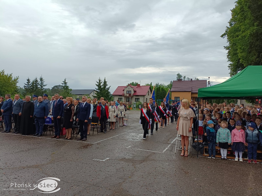 Podstawówka w Jońcu już ze sztandarem