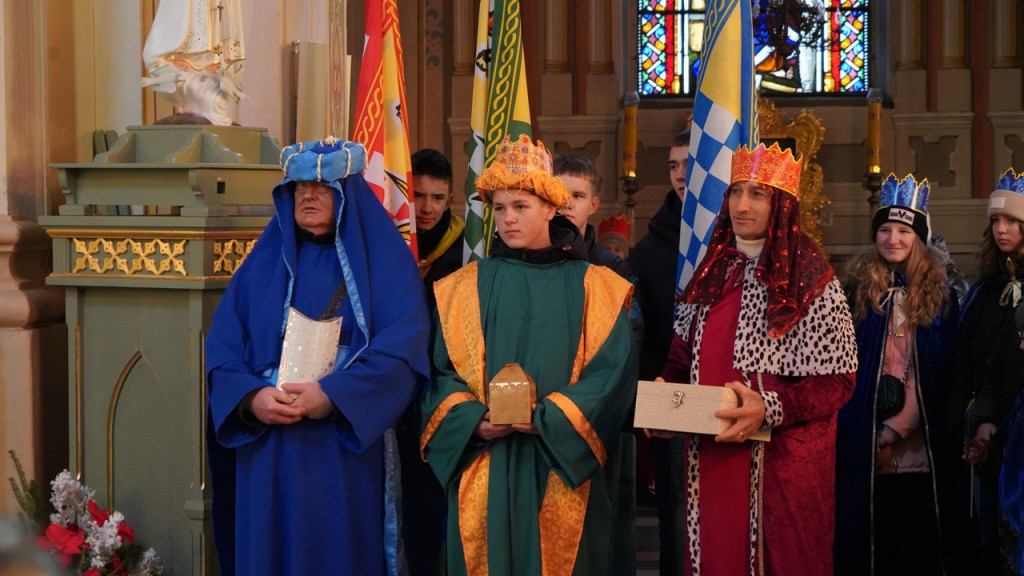 Raciążanie w tradycyjnym orszaku na Trzech Króli