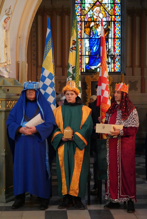 Raciążanie w tradycyjnym orszaku na Trzech Króli