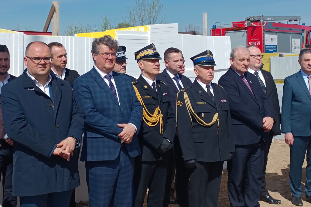 Wmurowali akt erekcyjny pod nową strażnicę