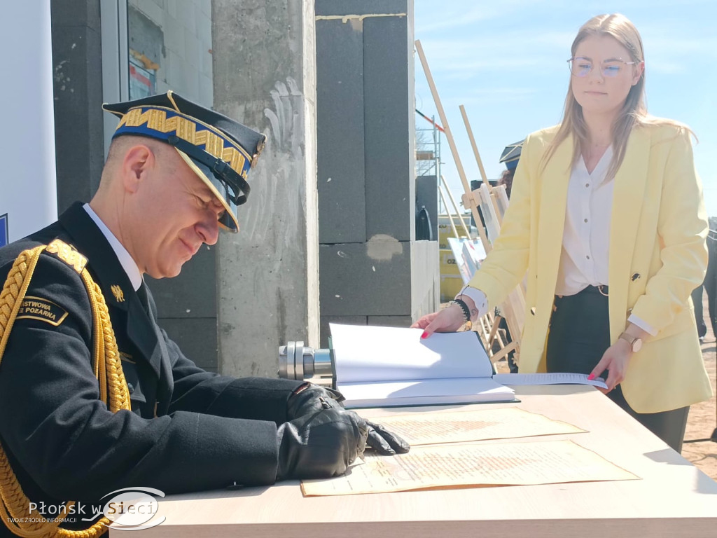 Wmurowali akt erekcyjny pod nową strażnicę