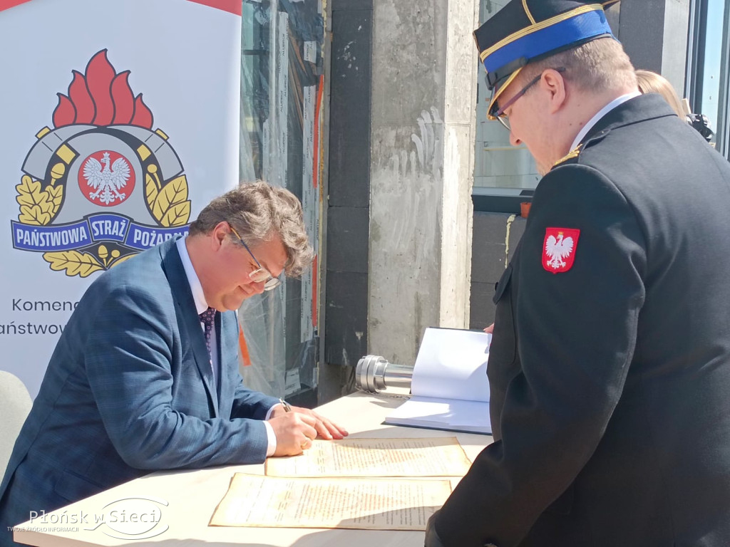 Wmurowali akt erekcyjny pod nową strażnicę