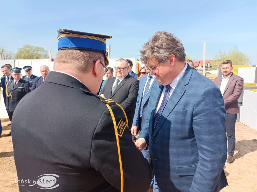 Wmurowali akt erekcyjny pod nową strażnicę