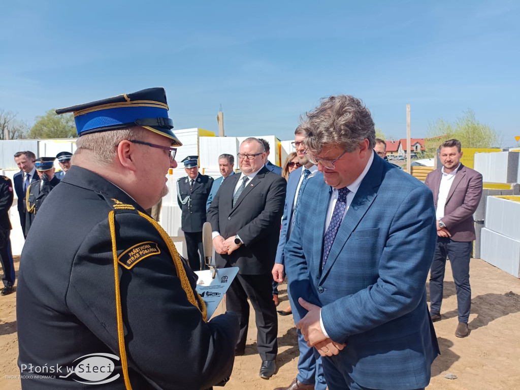 Wmurowali akt erekcyjny pod nową strażnicę