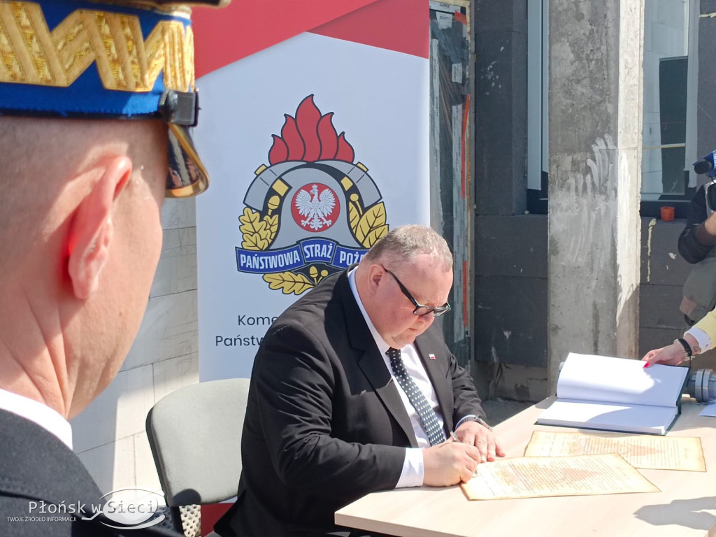Wmurowali akt erekcyjny pod nową strażnicę