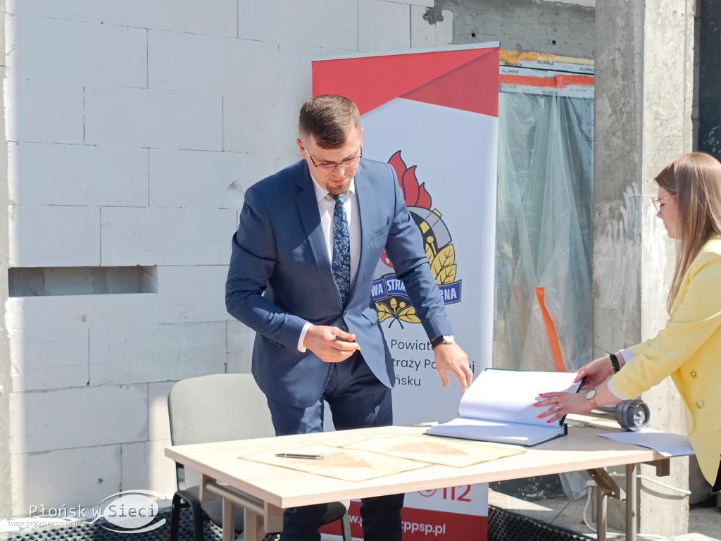 Wmurowali akt erekcyjny pod nową strażnicę