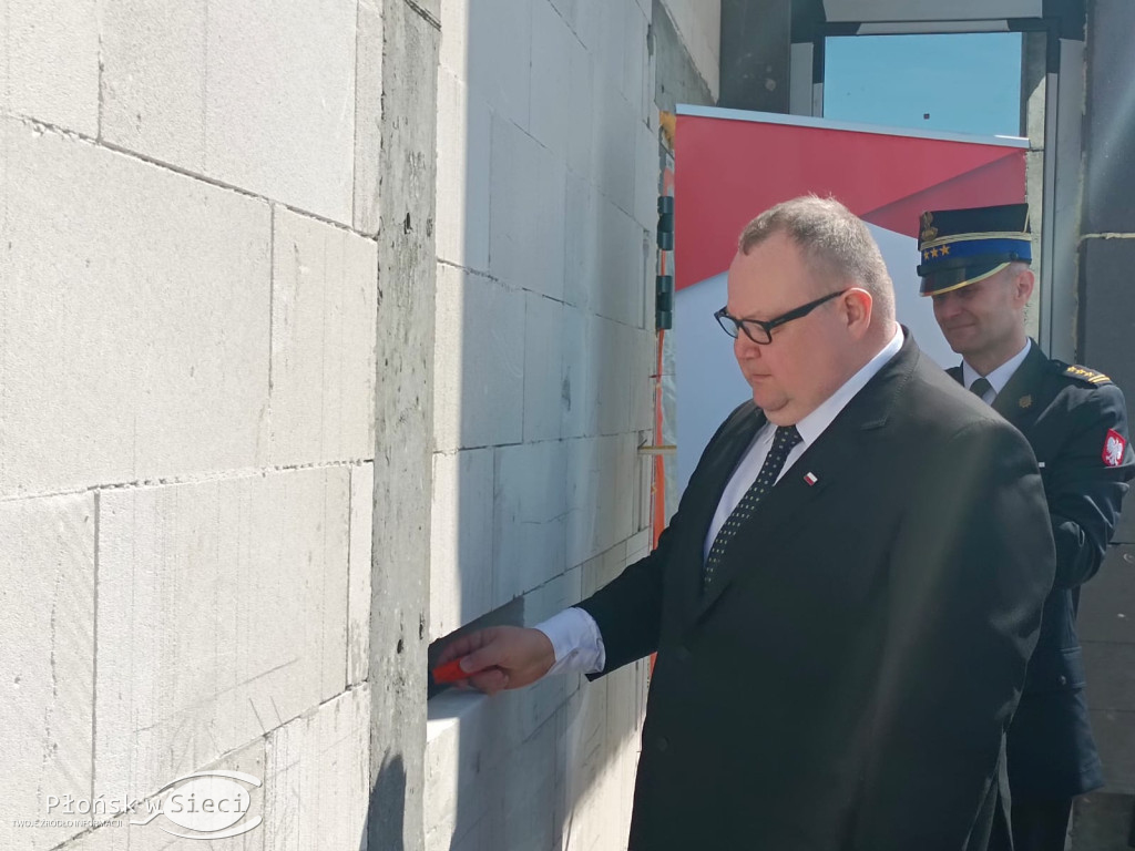 Wmurowali akt erekcyjny pod nową strażnicę