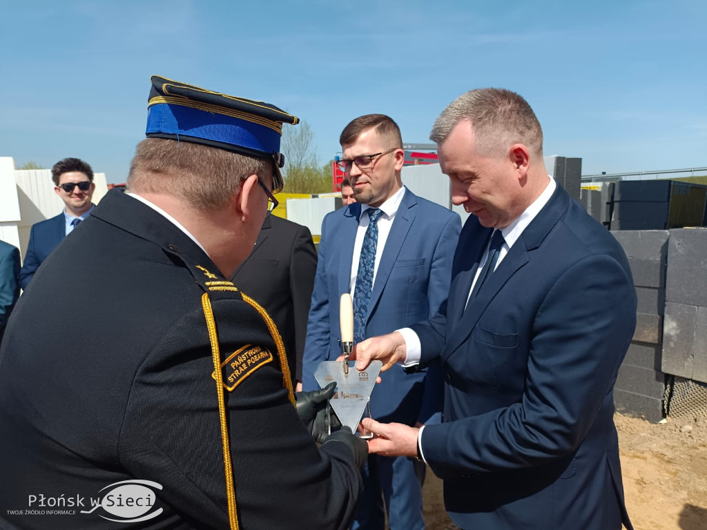 Wmurowali akt erekcyjny pod nową strażnicę