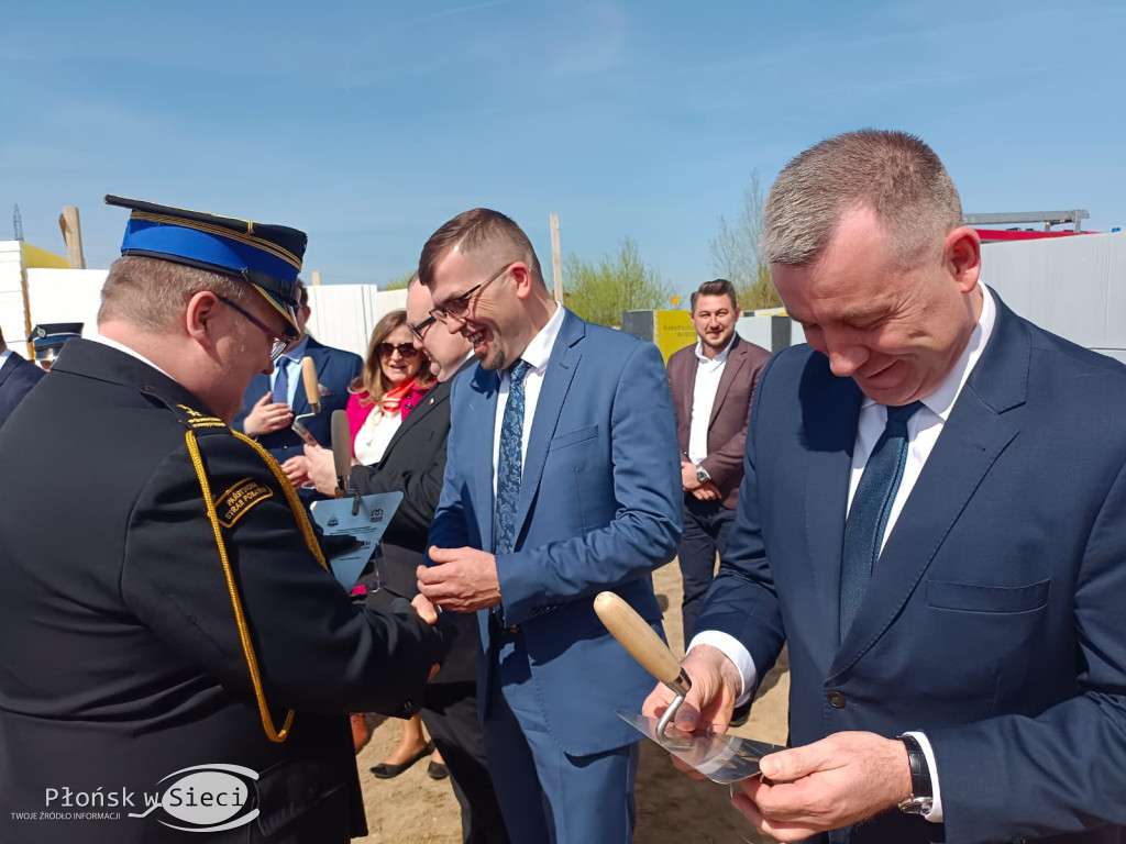 Wmurowali akt erekcyjny pod nową strażnicę