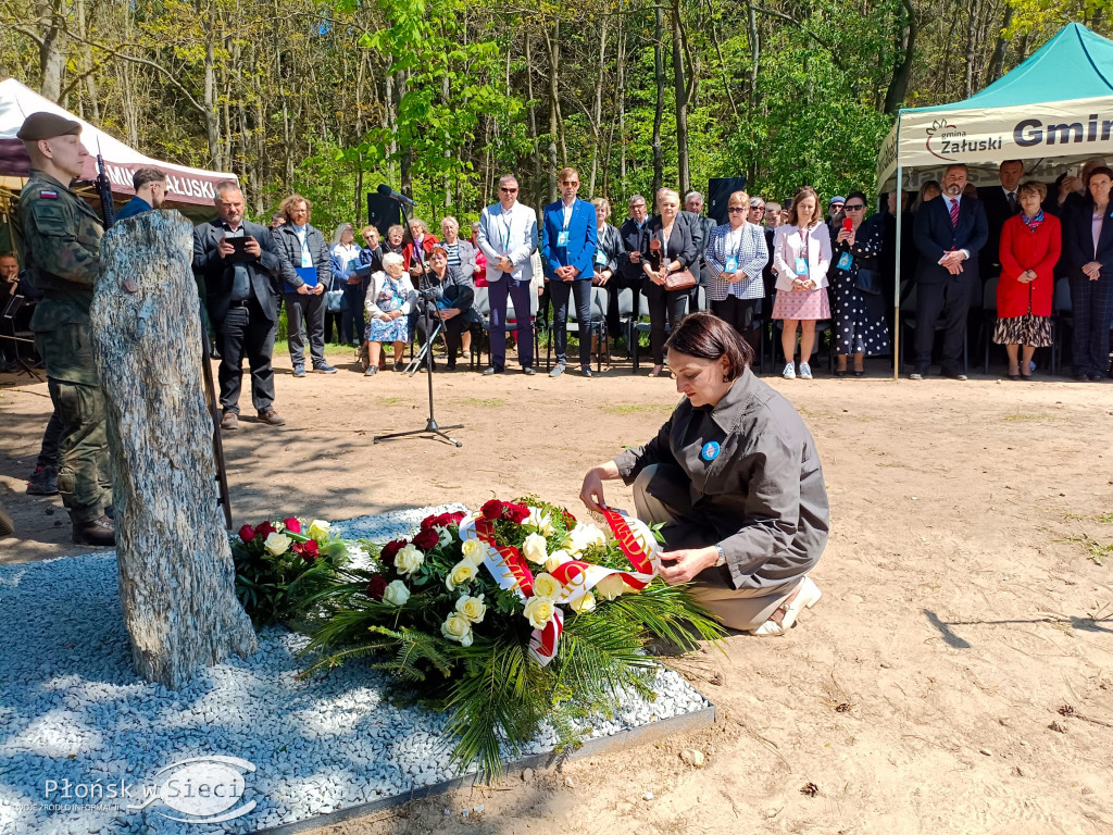 W dowód pamięci o ludziach odważnych...