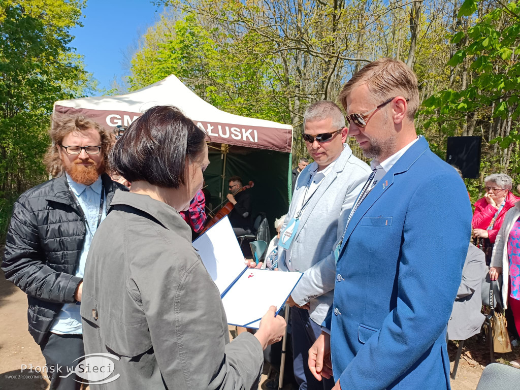 W dowód pamięci o ludziach odważnych...