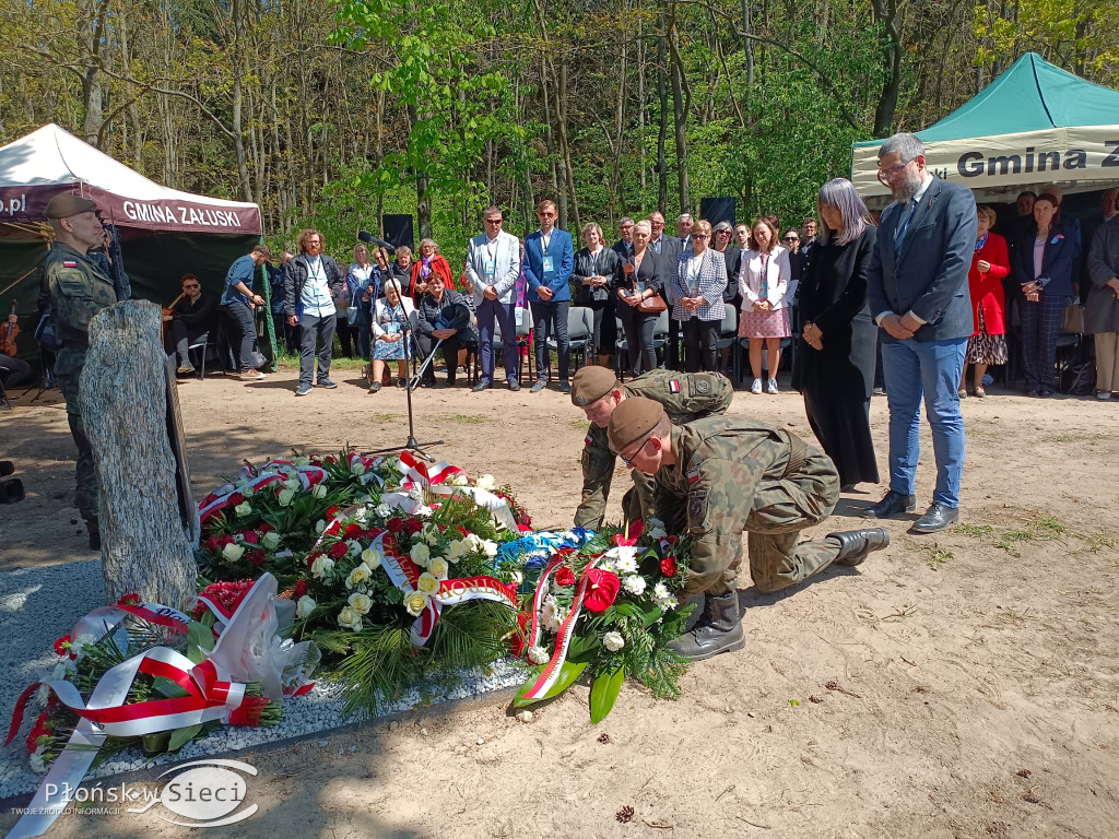 W dowód pamięci o ludziach odważnych...