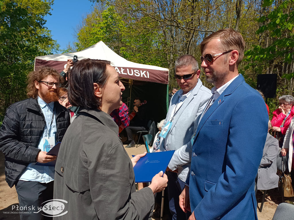 W dowód pamięci o ludziach odważnych...