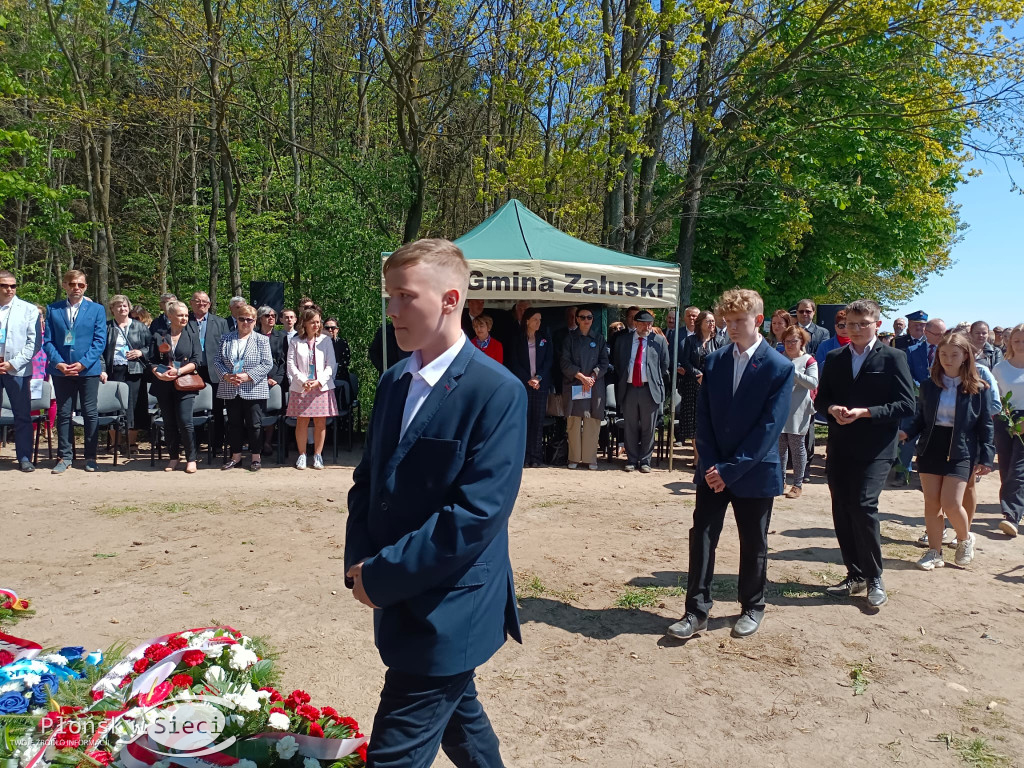 W dowód pamięci o ludziach odważnych...