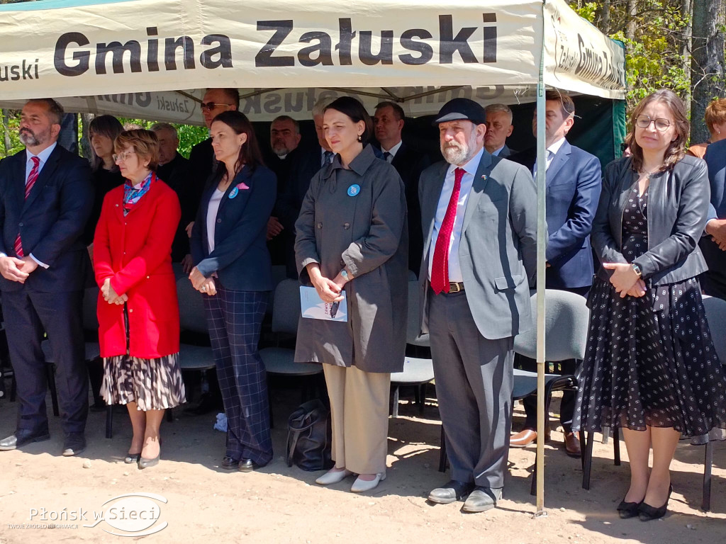 W dowód pamięci o ludziach odważnych...