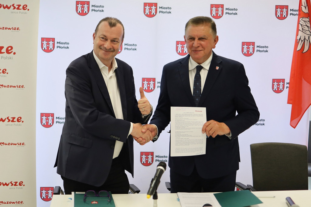 Wicemarszałek Raboszuk z czekami w Płońsku