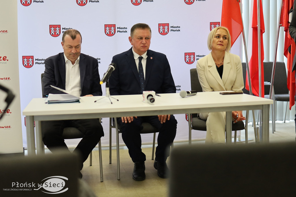 Wicemarszałek Raboszuk z czekami w Płońsku