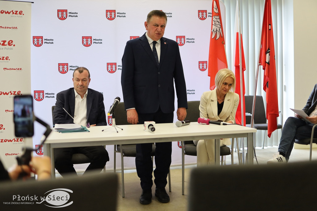 Wicemarszałek Raboszuk z czekami w Płońsku