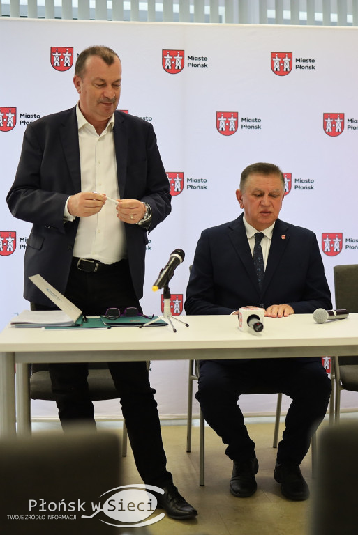 Wicemarszałek Raboszuk z czekami w Płońsku