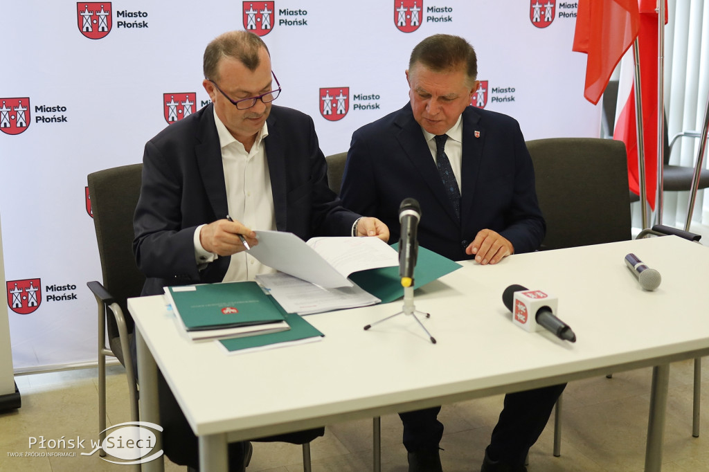 Wicemarszałek Raboszuk z czekami w Płońsku
