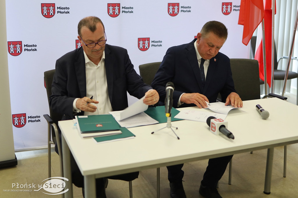 Wicemarszałek Raboszuk z czekami w Płońsku