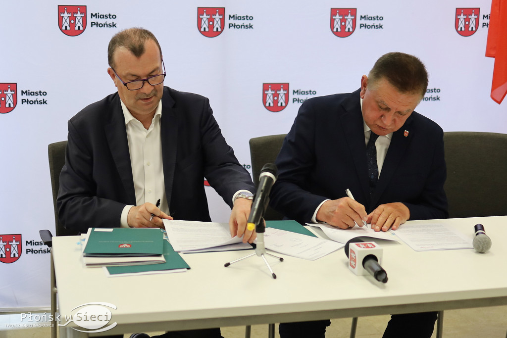 Wicemarszałek Raboszuk z czekami w Płońsku