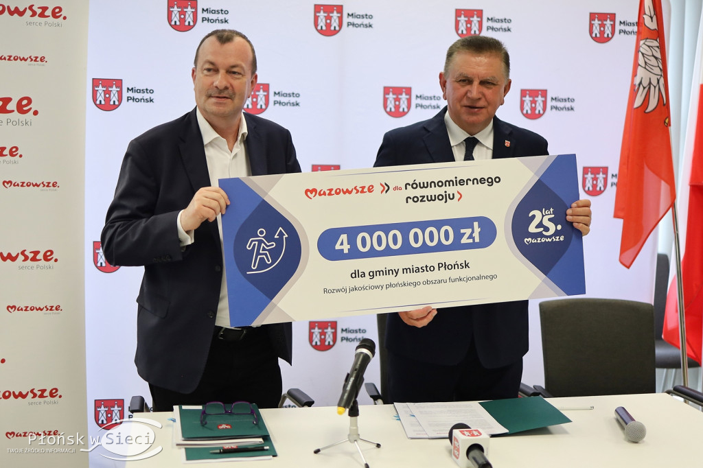 Wicemarszałek Raboszuk z czekami w Płońsku