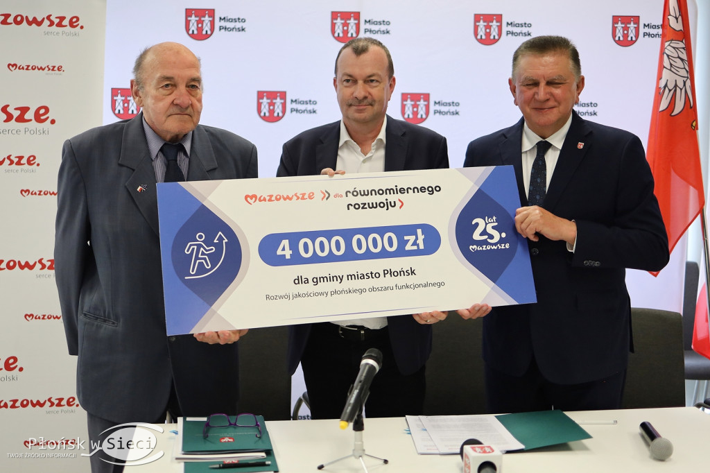 Wicemarszałek Raboszuk z czekami w Płońsku