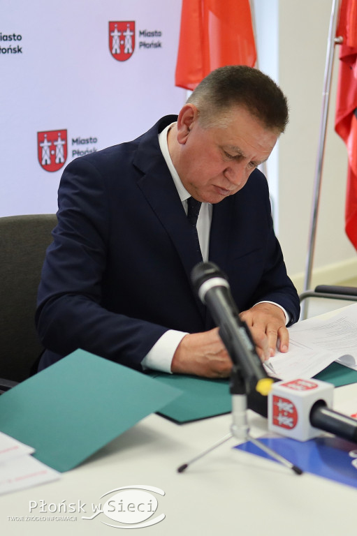Wicemarszałek Raboszuk z czekami w Płońsku
