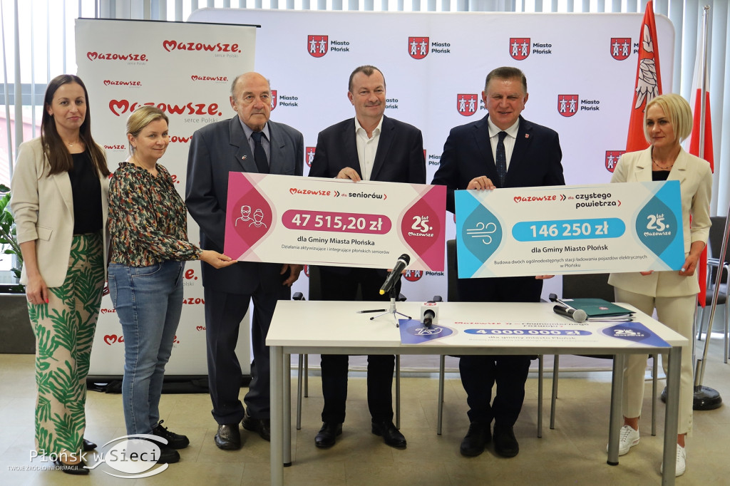 Wicemarszałek Raboszuk z czekami w Płońsku