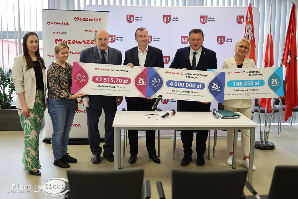 Wicemarszałek Raboszuk z czekami w Płońsku