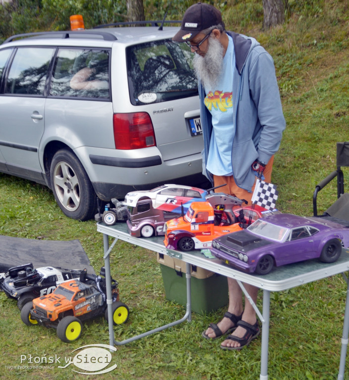 Motoryzacyjna impreza na plaży w Zawadach