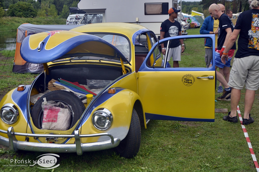 Motoryzacyjna impreza na plaży w Zawadach