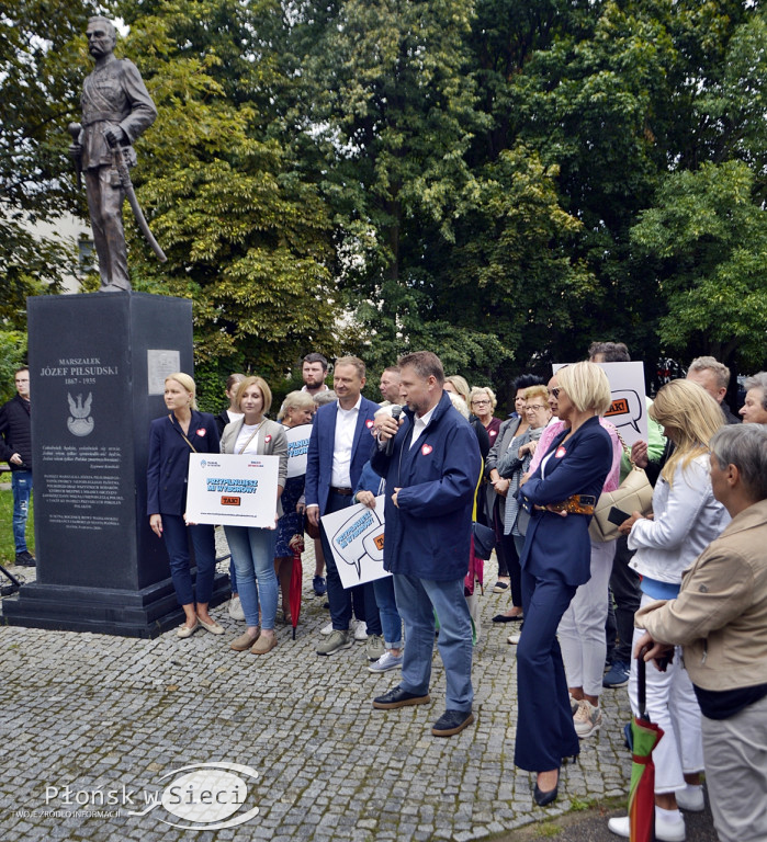 Posłowie Nitras i Kierwiński w Płońsku