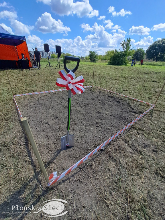 Symboliczne wbicie łopaty pod budowę bloku