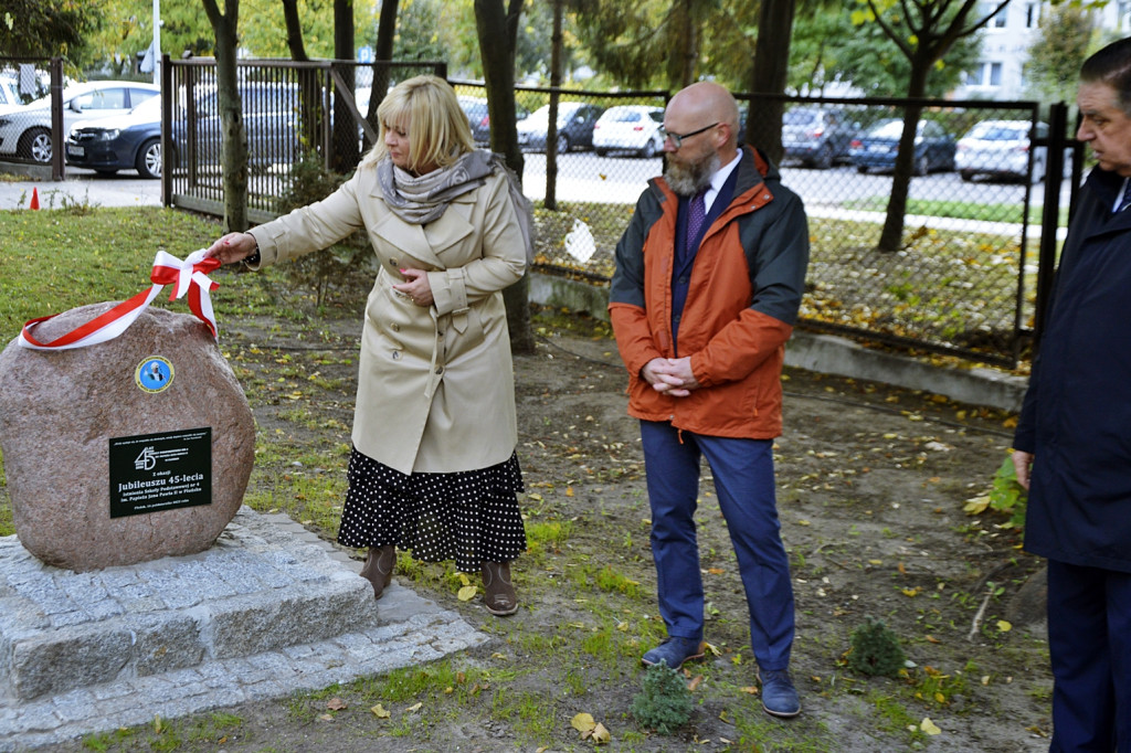 45 lat płońskiej ''czwórki'' - dąb i tablica