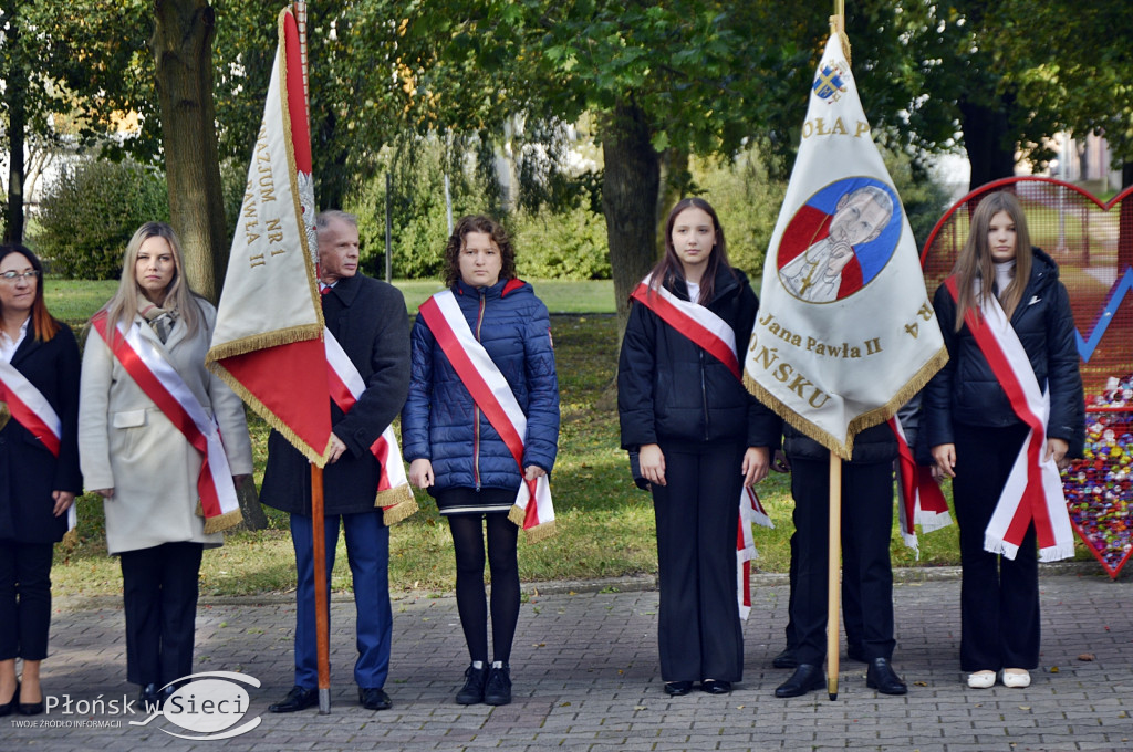 45 lat płońskiej ''czwórki'' - dąb i tablica