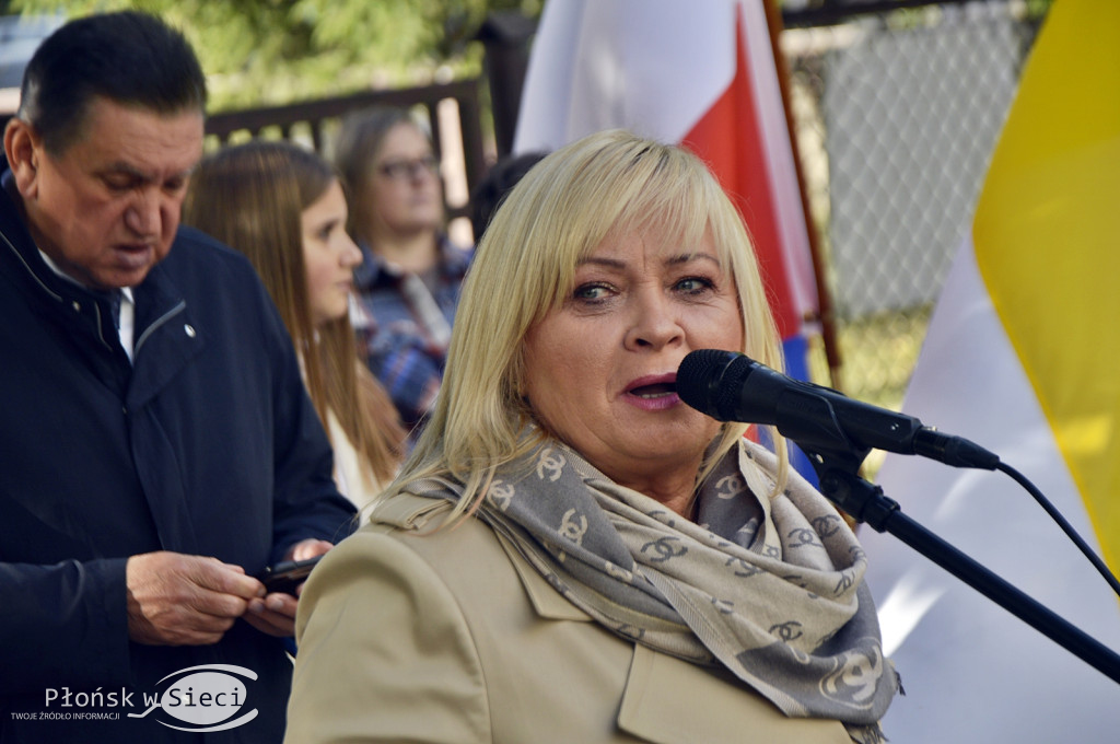 45 lat płońskiej ''czwórki'' - dąb i tablica