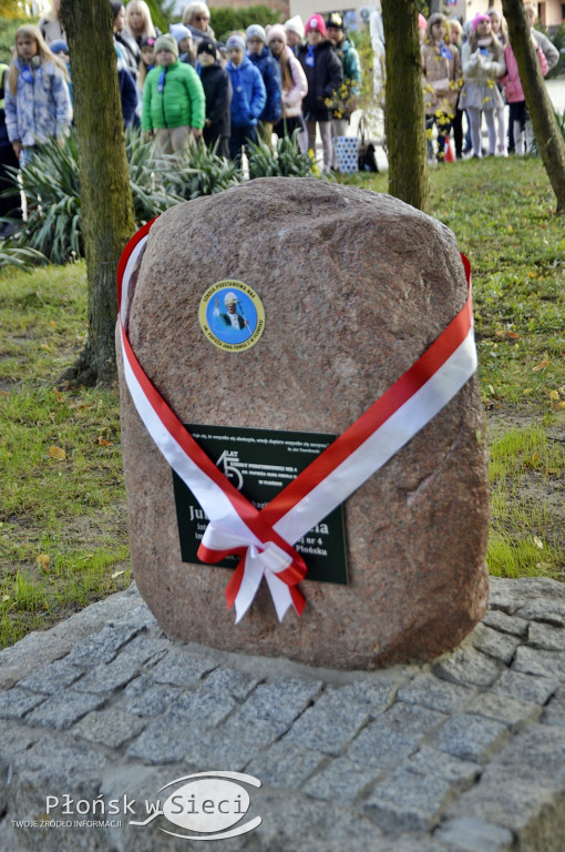 45 lat płońskiej ''czwórki'' - dąb i tablica