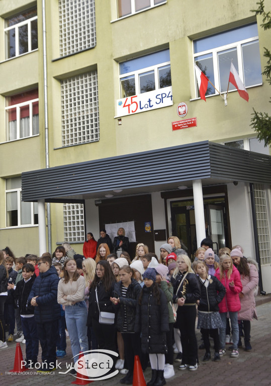 45 lat płońskiej ''czwórki'' - dąb i tablica