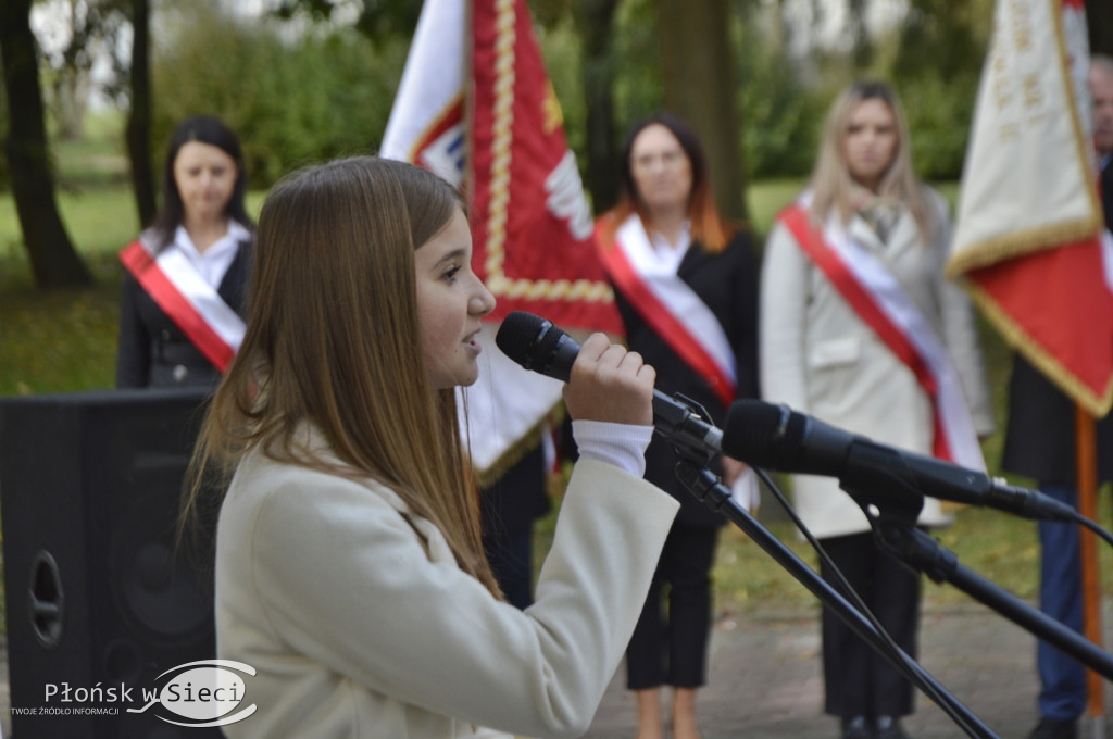 45 lat płońskiej ''czwórki'' - dąb i tablica