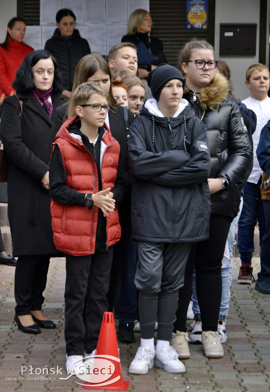 45 lat płońskiej ''czwórki'' - dąb i tablica