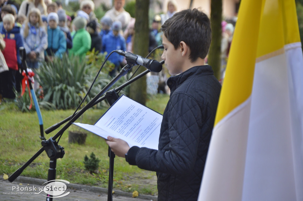 45 lat płońskiej ''czwórki'' - dąb i tablica