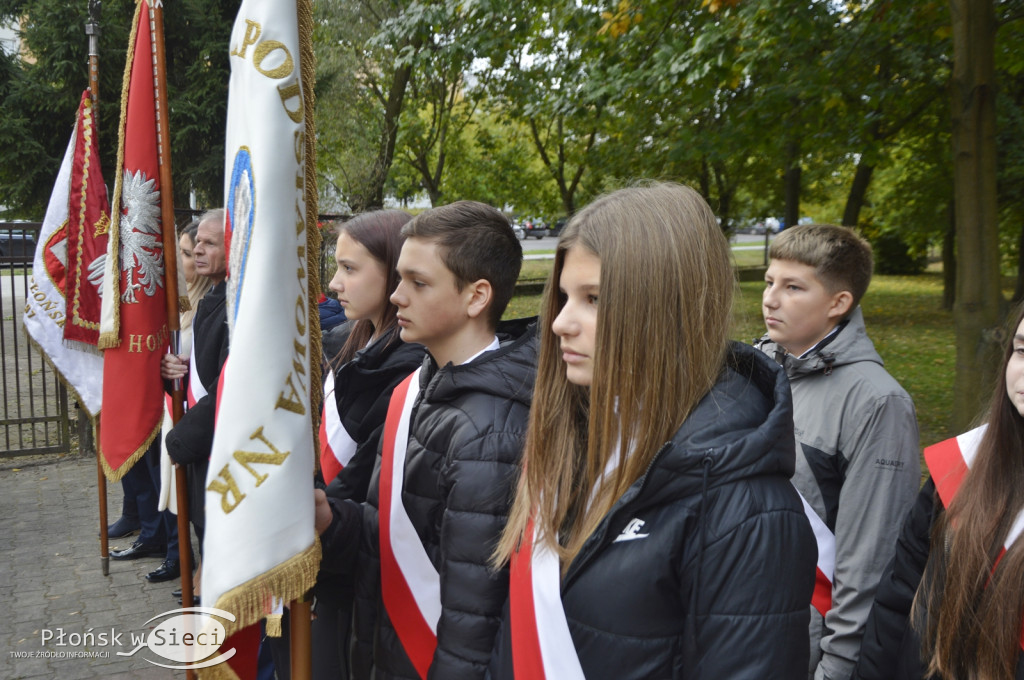 45 lat płońskiej ''czwórki'' - dąb i tablica
