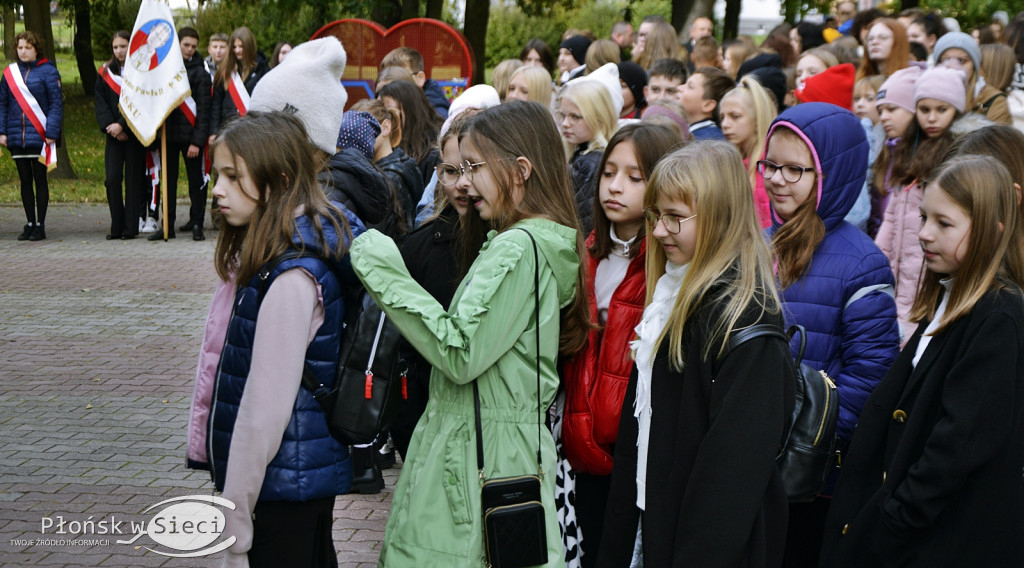 45 lat płońskiej ''czwórki'' - dąb i tablica