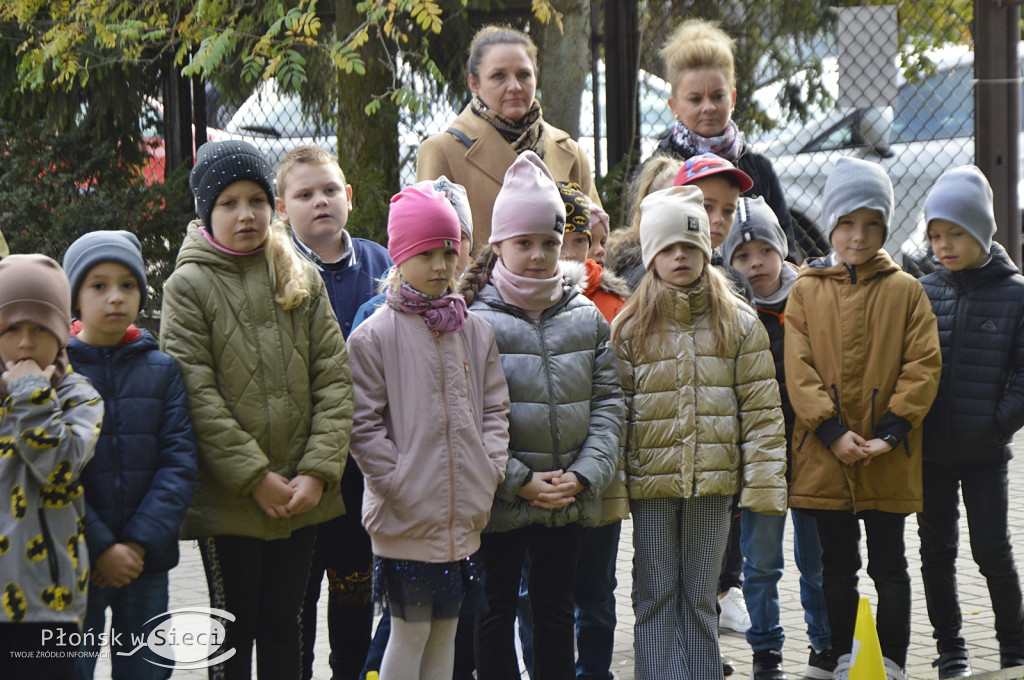 45 lat płońskiej ''czwórki'' - dąb i tablica