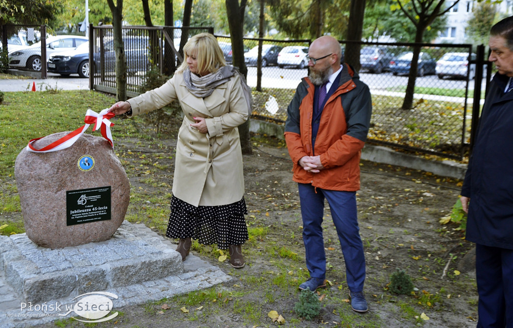 45 lat płońskiej ''czwórki'' - dąb i tablica